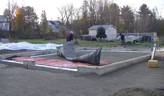 Insulating blankets for concrete