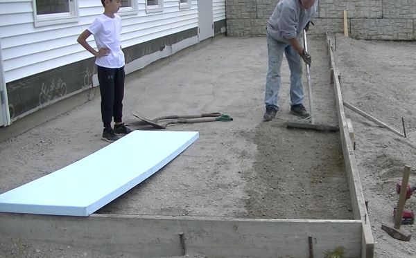 How To Pour And Finish A Concrete Patio Slab (My Pro Tips)