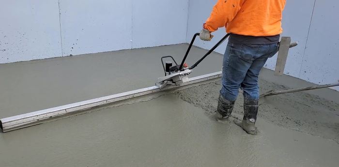 Battery electric concrete screed