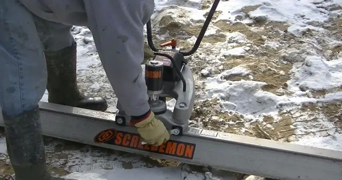 Concrete vibratory power screed